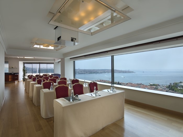 Чацкий лаунж. Conrad Istanbul Bosphorus 5 семейный Люкс. Conrad Istanbul Bosphorus бары возле бассейна.